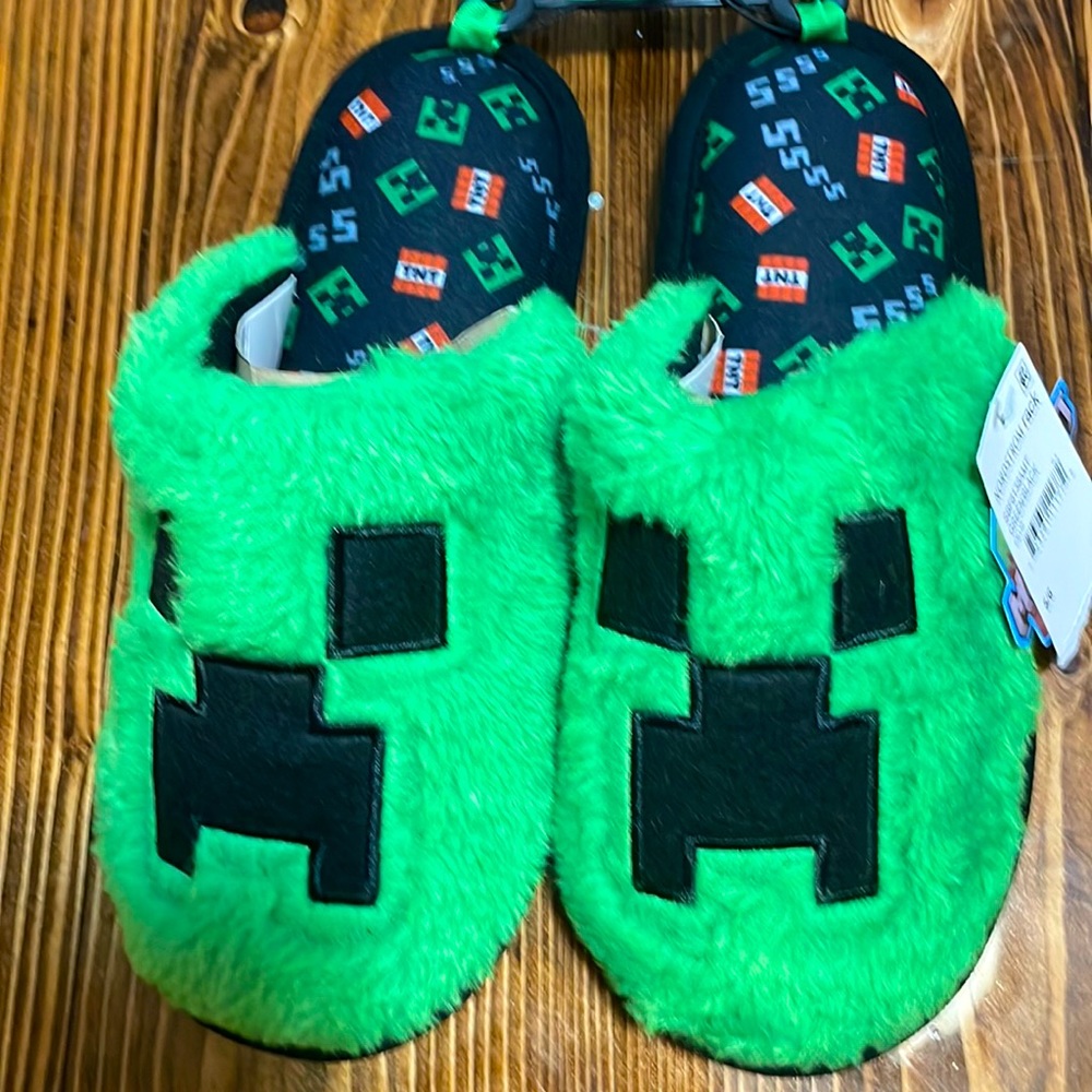 Minecraft slippers for kids NWT!